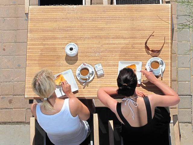 Urlaub Zuhause Frühstücken Freunde treffen